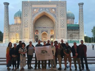 Před Registánem v Samarkandu