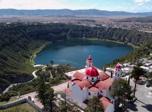Kráterové jezero Aljojuca s malebným kostelíkem