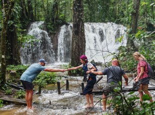 Bezejmenný vodopád v nitru lakandonské džungle