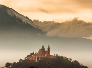 Katolický kostelík na vrcholu pyramidy v Cholule, v pozadí Popocatépetl