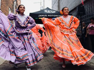 Mexické dívky v tradičních krojích na slavnosti v Mexico City