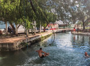 Vodní radovánky ve vesnici Uninajab