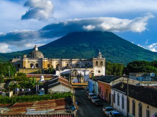 Pestrobarevná Antigua, v pozadí sopka Agua