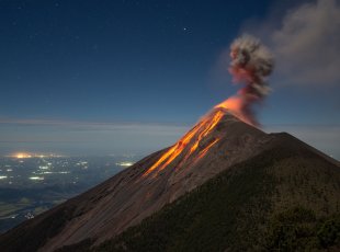 Pohled na soptící Fuego ze sousedního Acatenanga