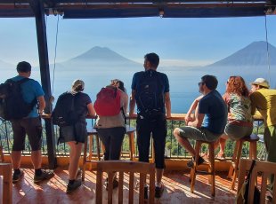 Snídaňová vyhlídka přes jezero Atitlán