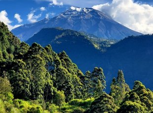Výhled na sopku Tungurahua z údolí Baňos