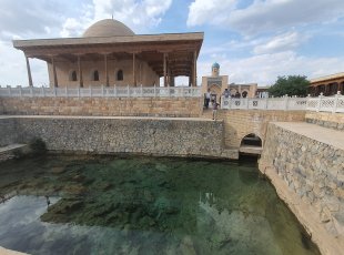 Svatý pramen v pouštním městě Nurata