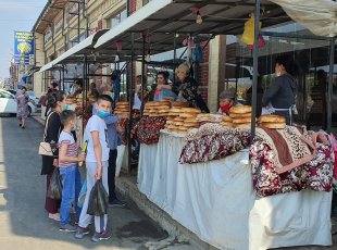 Trh s pečivem na předměstí Samarkandu