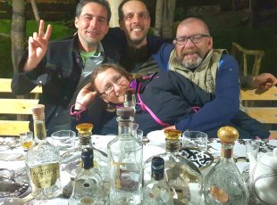 Na našich zájezdech do Střední Asie místním koňakem nešetříme.