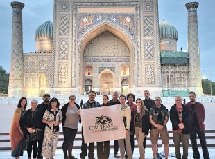 Póza před Ulugbegovou madrasou, Registán, Samarkand