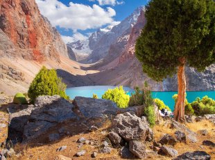 Jezero Čimtarga se stejnojmenným ledovcem v pozadí