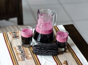 Nápoj ze slazené šťávy z modré kukuřice chicha