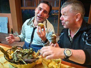 Ochutnali jsme i typickou Pachamanku - směs masa a zeleniny pomalu pečené pod zemí