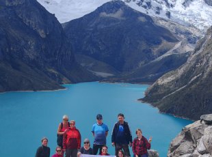 Na vyhlídce u laguny Parón, v pozadí Pico Pirámide