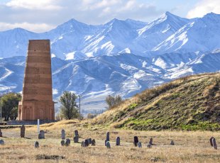 Zbytky prastarého minaretu Burana v podhůří Ťan-Šanu