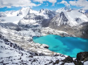 Horské jezero Ala-Kul obklopené pětitisícovkami