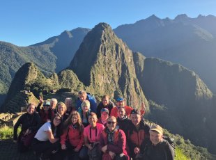 Obligátní skupinovka nad Machu Picchu. Měli jsme štěstí na počasí