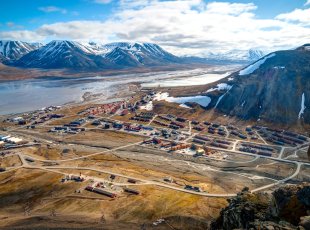 Pohled z výšky na hlavní město Špicberk