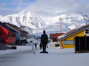 Hlavní ulice svalbardské metropole Longyearbyenu