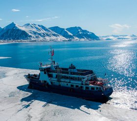6. den: Plavba fjordem k ledové stěně Nordenskiöldbreene