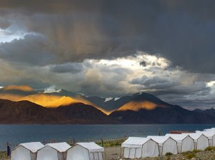 Stanový tábor u jezera Pangong Tso