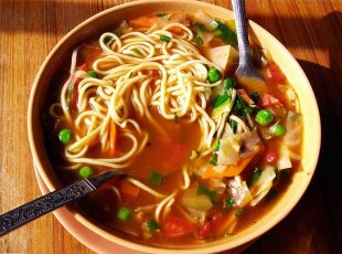 Hustá nudlová polévka thukpa - typické jídlo ladakské kuchyně