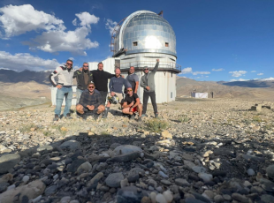 Naše skupina pózující u obsarvatoře u Hanle