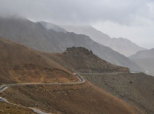 K sedlu vede silnice plná serpentýn