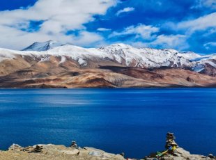 Jezero Tso Moriri se zasněženými vrcholky Himalájí