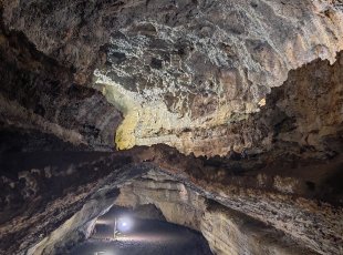 Jeden z lávových tunelů na ranči El Chato