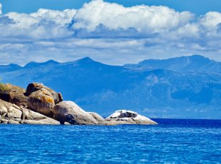 Jezero Malawi s Livingstonovým pohořím v pozadí