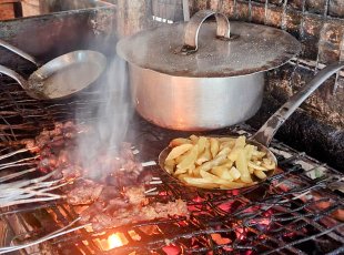 Příprava hranolek s vejcem neboli chipsi mayai - národní pokrm Tanzanie
