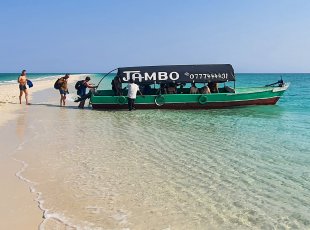 Tyrkysová voda u jednoho z mnoha písečných ostrůvků u pobřeží Zanzibaru