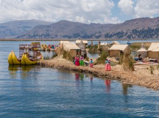 Plovoucí ostrovy Uros na jezeře Titicaca