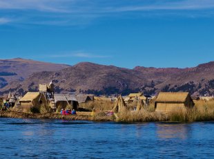 Plovoucí ostrovy Uros na jezeře Titicaca
