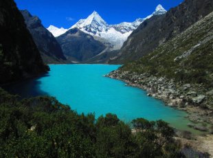 Laguna Parón s ikonickým Pico Pirámide